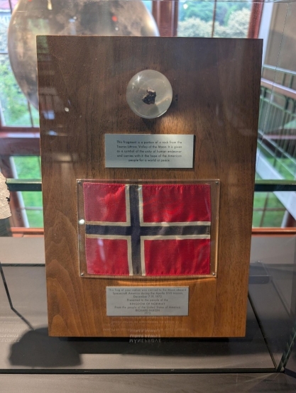 Dette norske flagget har vært på månen. Det norske flagget har vært på månen.