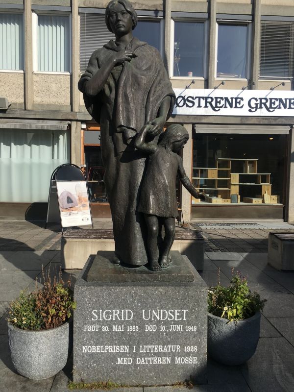 Skulptur av forfatter og Nobelprisvinner Sigrid Undset i Lillehammer Skulptur av forfatter og Nobelprisvinner Sigrid Undset i Lillehammer