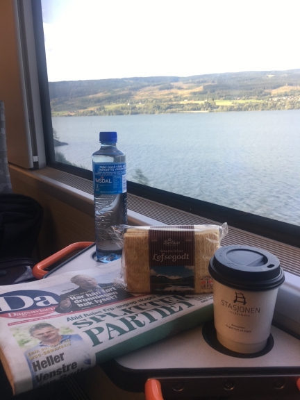 På toget fra Lillehammer til Oslo. Norsk vann og vestlandslefse, avis og kaffe. På toget fra Lillehammer til Oslo. Norsk vann og vestlandslefse, avis og kaffe.